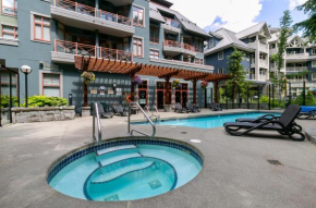  Fall Special at Whistler Village Alpenglow cable smartTV WIFI pool hot tub sauna gym sunny balcony with table and chairs and gorgeous mountain views  Уистлер